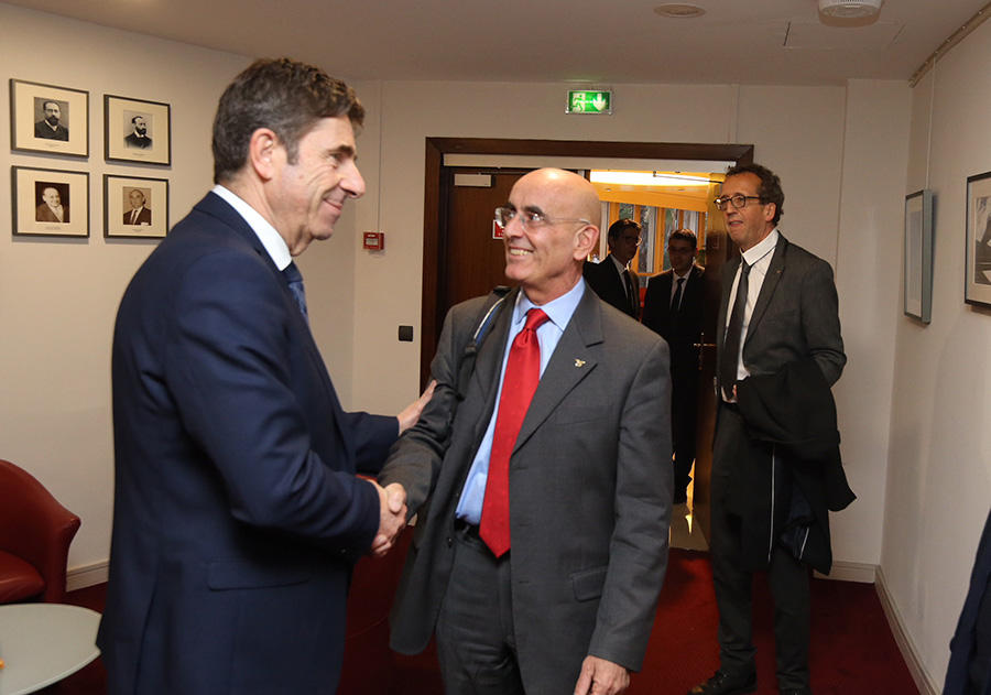 Signature entre Monsieur Charles-Ange Ginésy, Président du Conseil départemental des Alpes-Maritimes  et Monsieur Paolo Salsotto, Président du GECT, parc européen Alpi Marittime-Mercantour. 