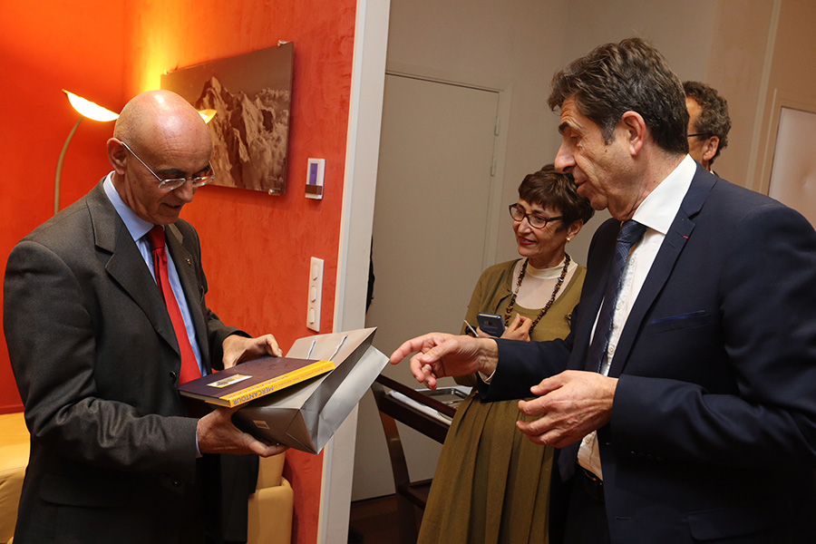 Signature entre Monsieur Charles-Ange Ginésy, Président du Conseil départemental des Alpes-Maritimes  et Monsieur Paolo Salsotto, Président du GECT, parc européen Alpi Marittime-Mercantour. 