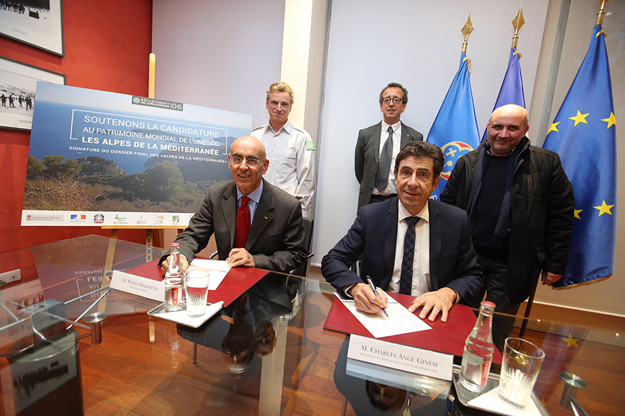 Signature entre Monsieur Charles-Ange Ginésy, Président du Conseil départemental des Alpes-Maritimes  et Monsieur Paolo Salsotto, Président du GECT, parc européen Alpi Marittime-Mercantour. 