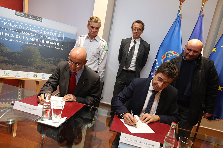 Signature entre Monsieur Charles-Ange Ginésy, Président du Conseil départemental des Alpes-Maritimes  et Monsieur Paolo Salsotto, Président du GECT, parc européen Alpi Marittime-Mercantour. 