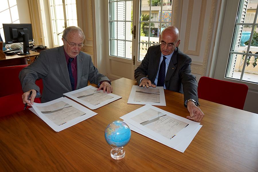 « Signature du dossier final « Des Alpes de la Méditerranée » avant son dépôt au secrétariat permanent de l’UNESCO